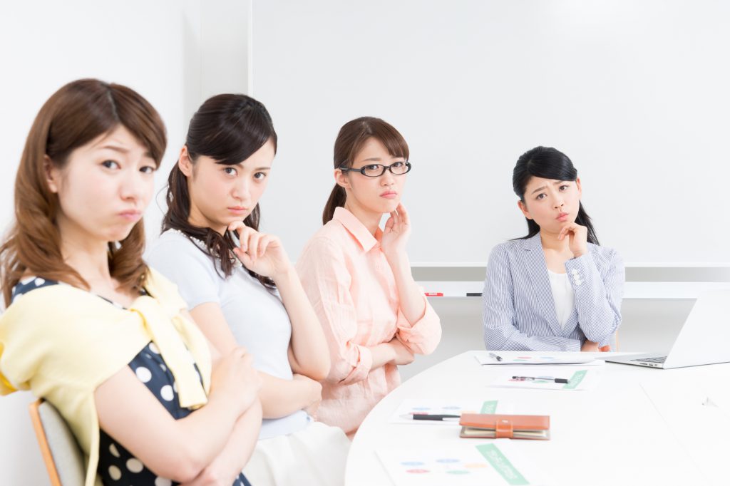 スピーカーフォンが反響してしまう時の対策方法