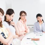 スピーカーフォンが反響してしまう時の対策方法