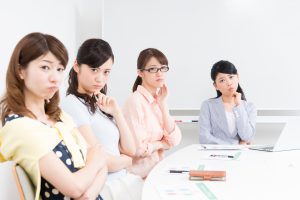 スピーカーフォンが反響してしまう時の対策方法